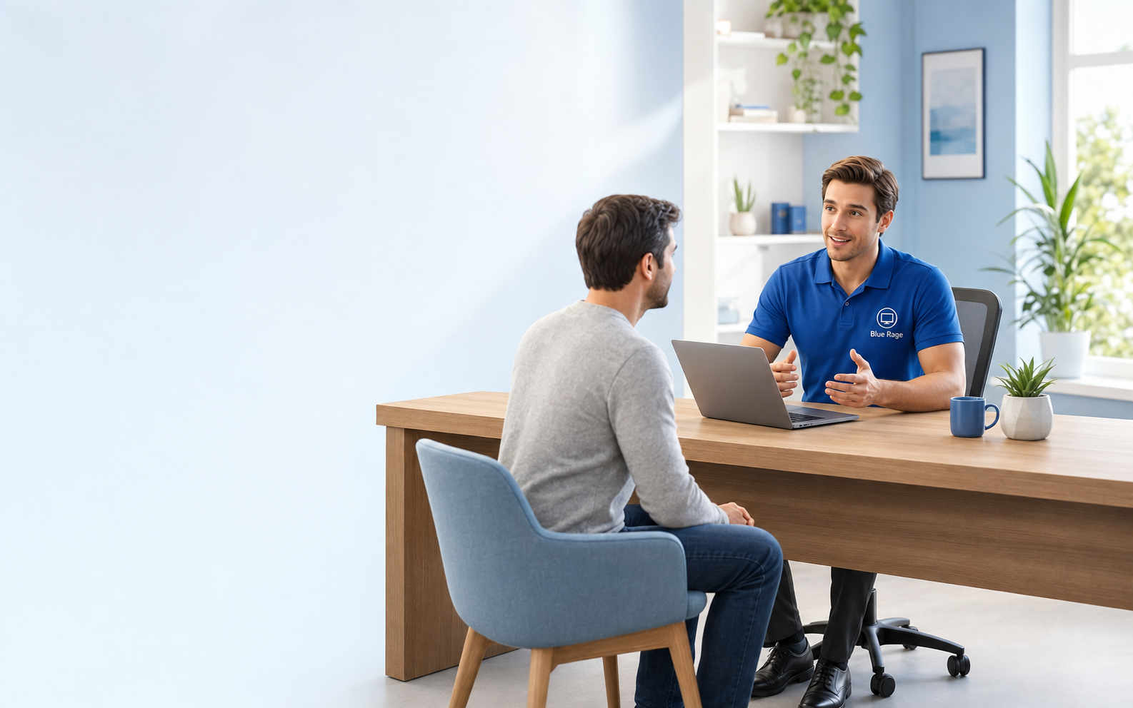 Técnico da Blue Rage atendendo um cliente com notebook